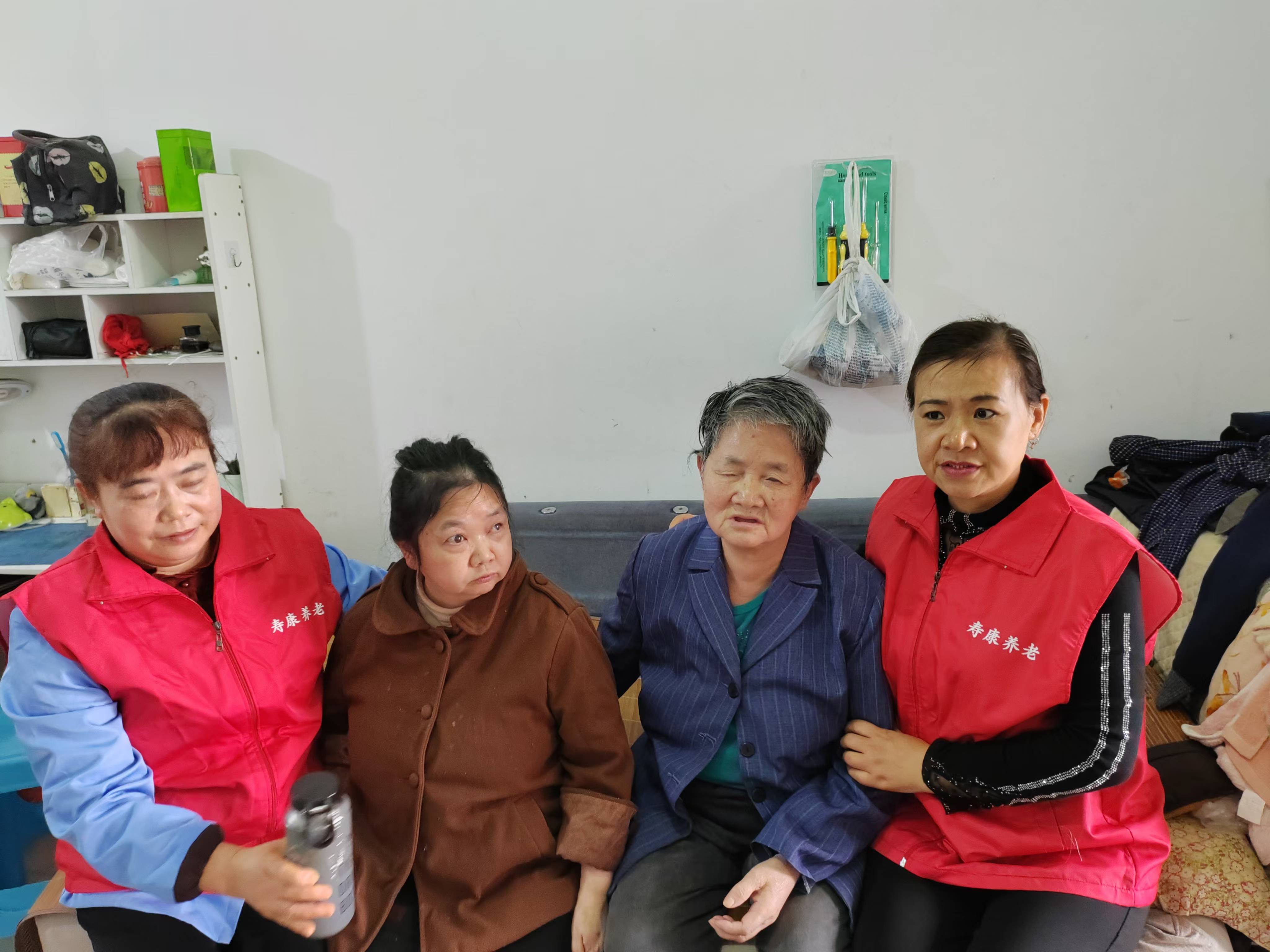 关爱失明老人，传递温暖力量